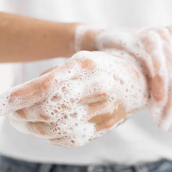 Comment bien se laver les mains pour respecter les gestes barrières ?